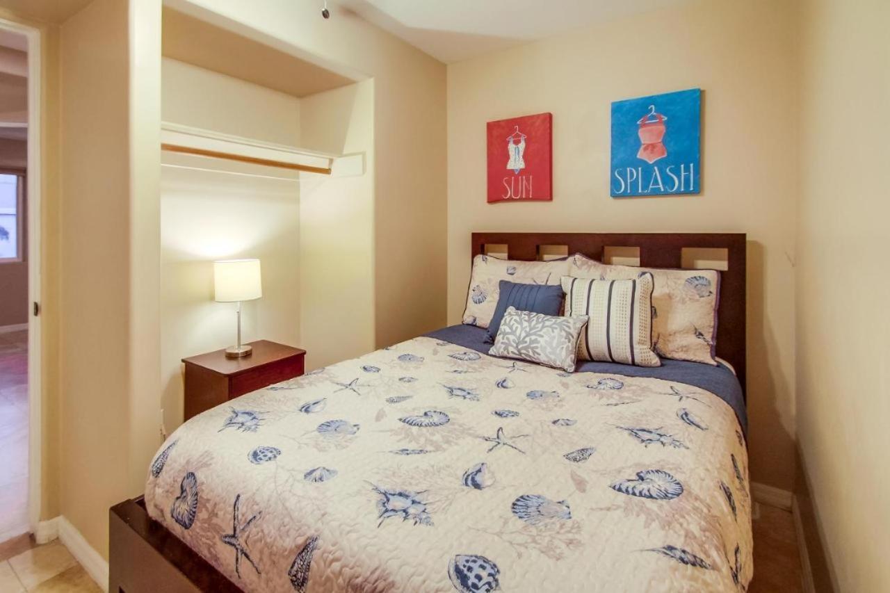 Steps To The Boardwalk & With Ac, Wifi, Spacious Deck, Prime Location Holiday home