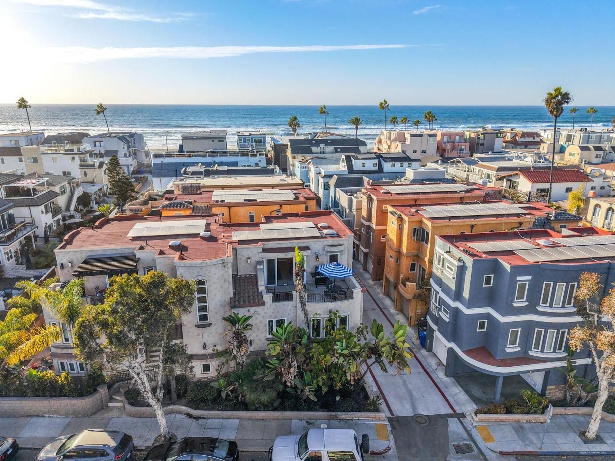 Steps To The Boardwalk & With Ac, Wifi, Spacious Deck, Prime Location *