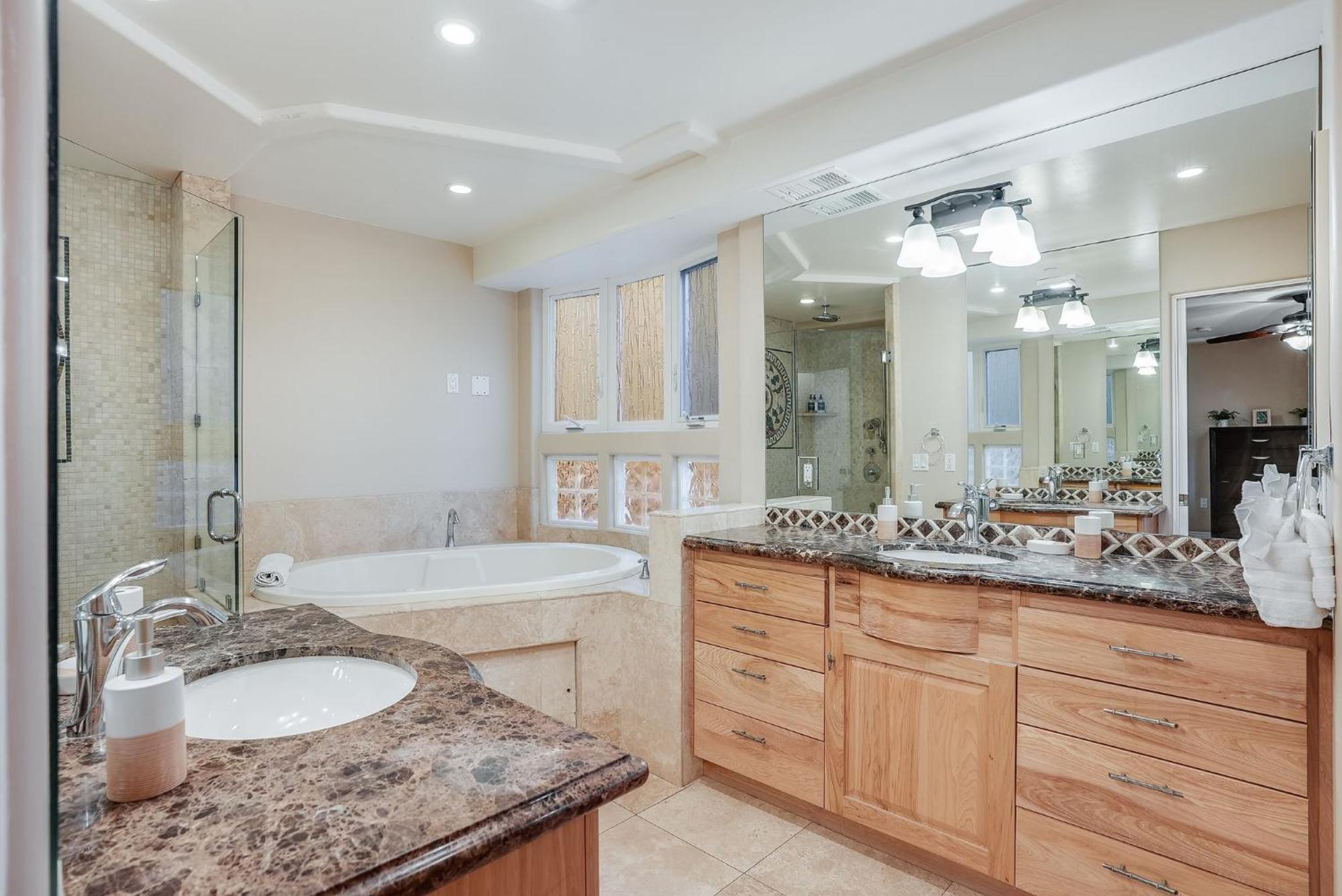 Steps To The Boardwalk & With Ac, Wifi, Spacious Deck, Prime Location San Diego