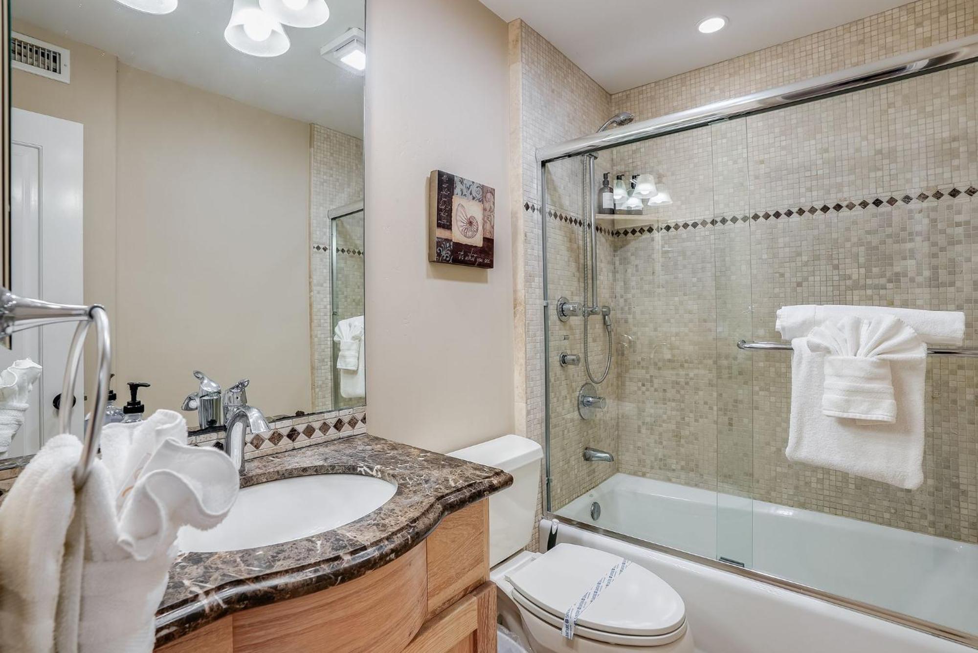 Steps To The Boardwalk & With Ac, Wifi, Spacious Deck, Prime Location