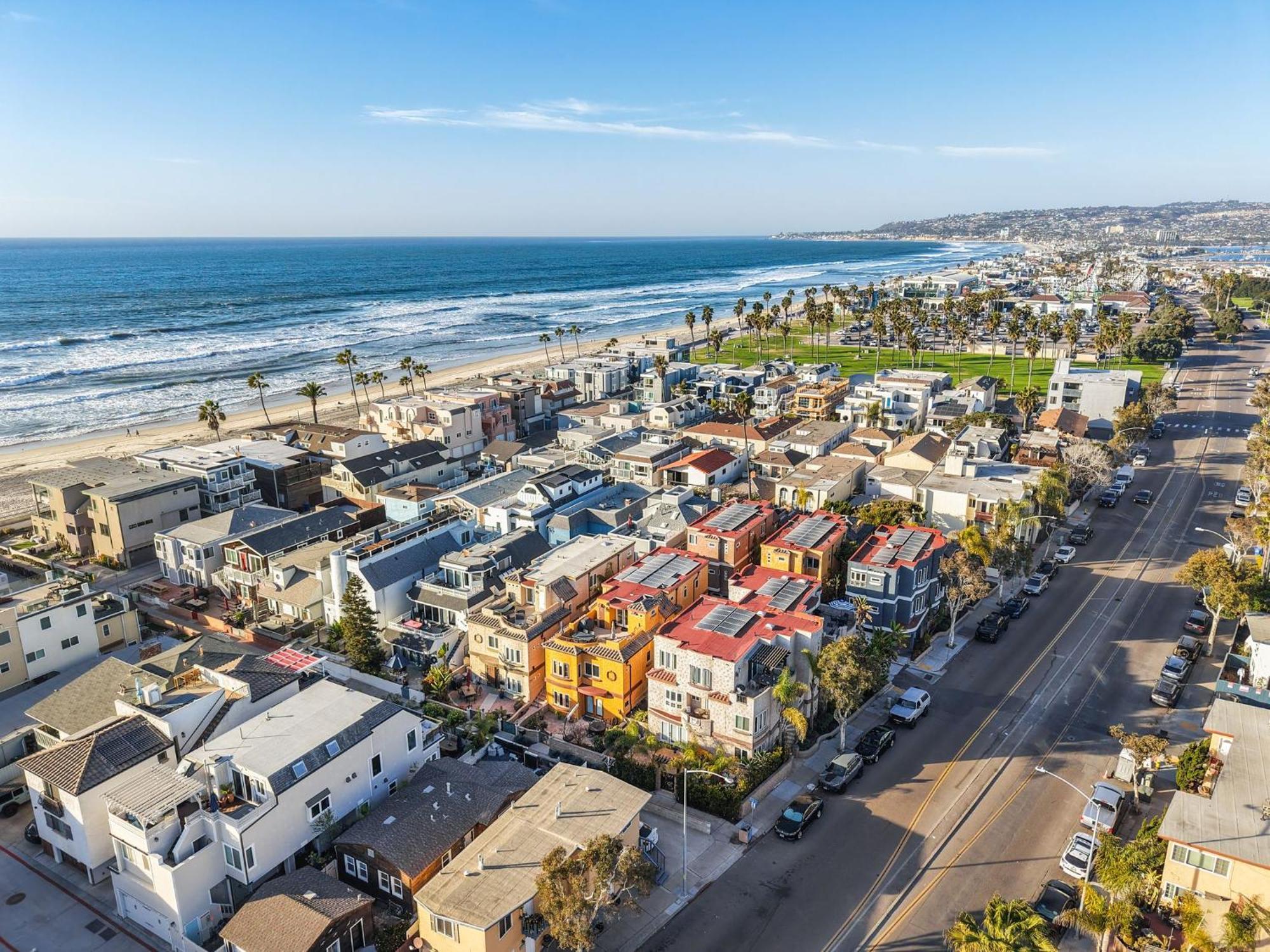 Steps To The Boardwalk & With Ac, Wifi, Spacious Deck, Prime Location Holiday home