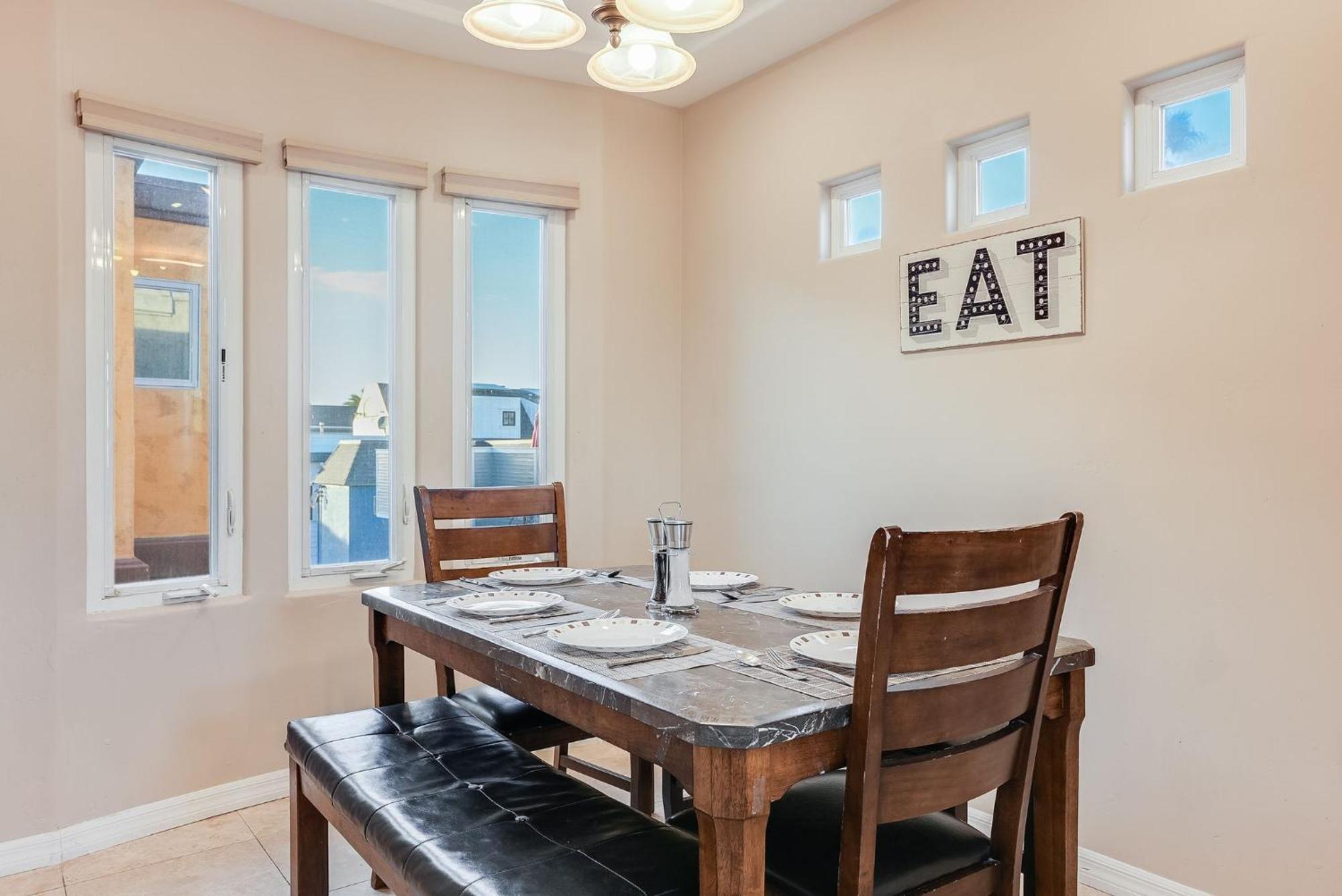 Steps To The Boardwalk & With Ac, Wifi, Spacious Deck, Prime Location Holiday home *