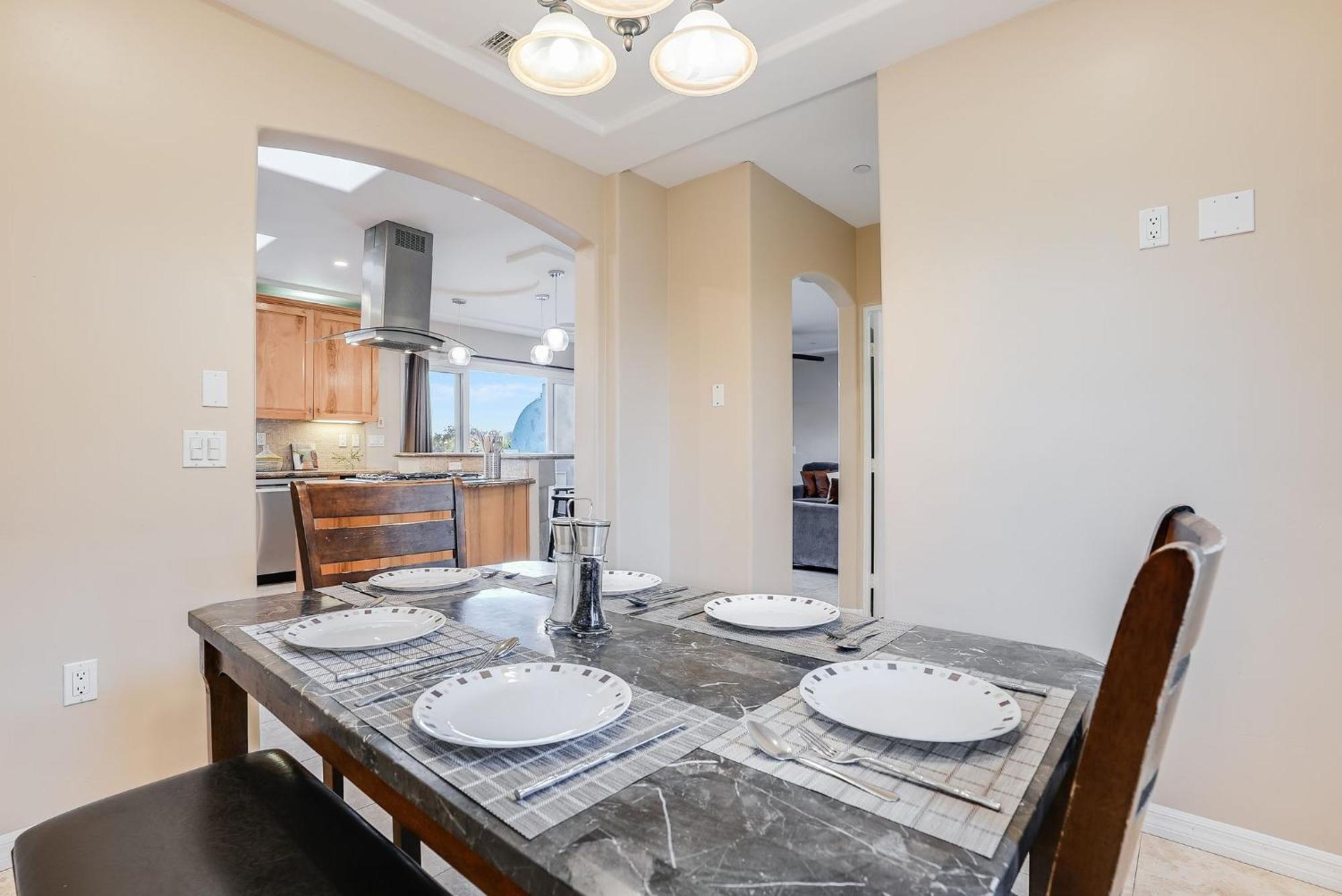Steps To The Boardwalk & With Ac, Wifi, Spacious Deck, Prime Location Holiday home San Diego