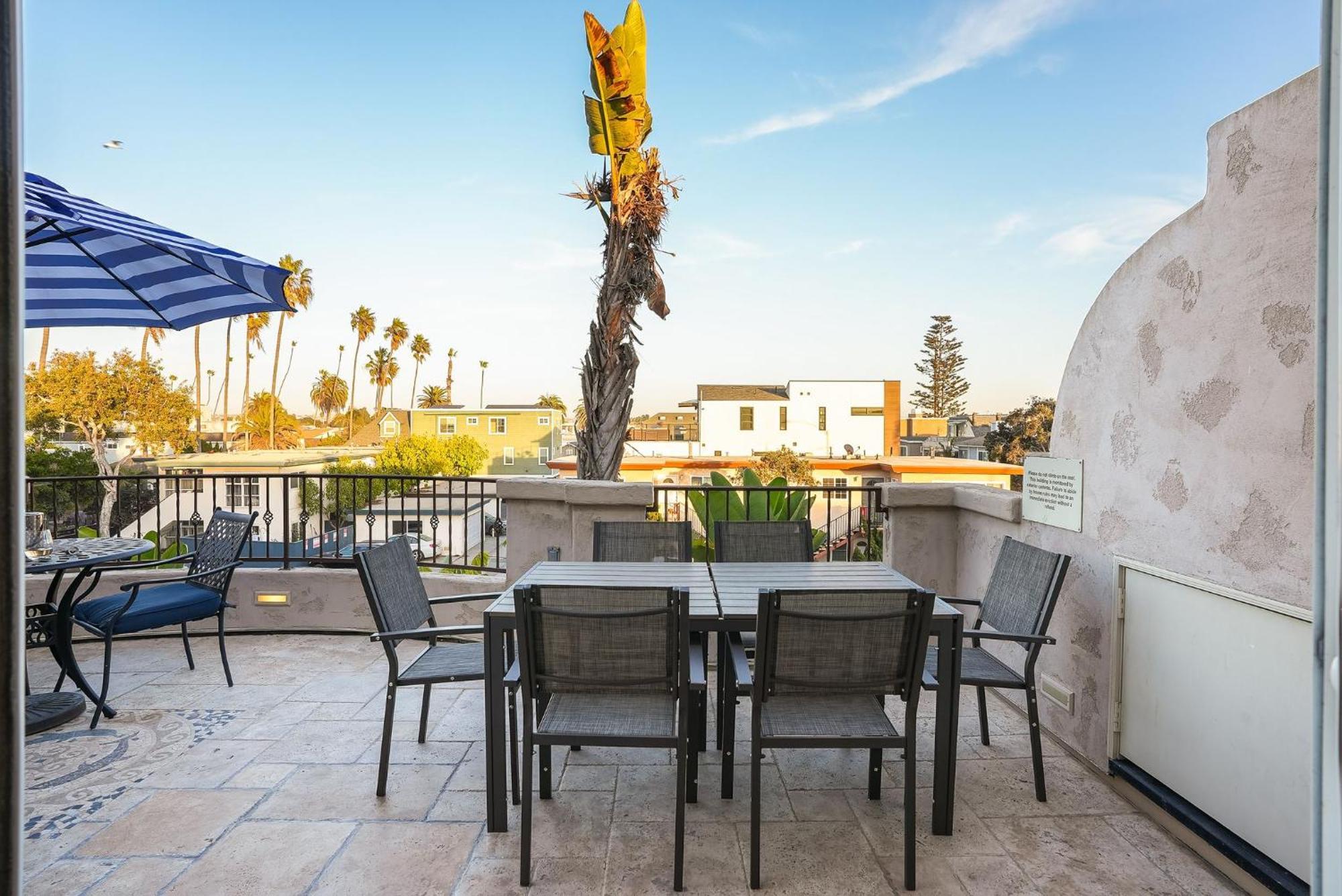 Steps To The Boardwalk & With Ac, Wifi, Spacious Deck, Prime Location *
