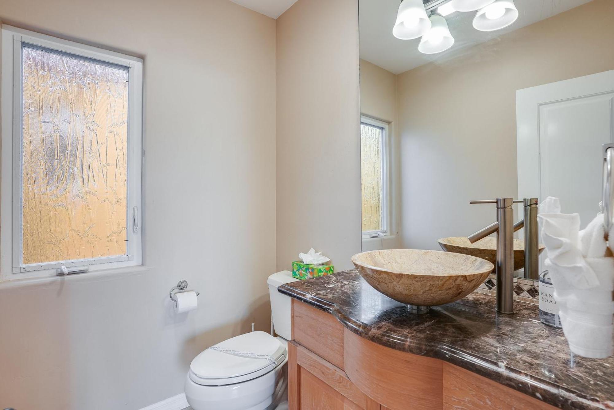 Steps To The Boardwalk & With Ac, Wifi, Spacious Deck, Prime Location