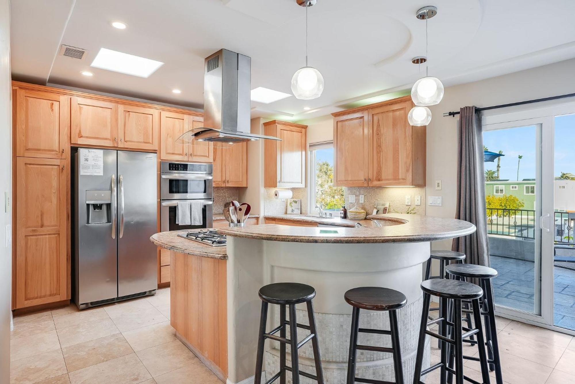 Steps To The Boardwalk & With Ac, Wifi, Spacious Deck, Prime Location *