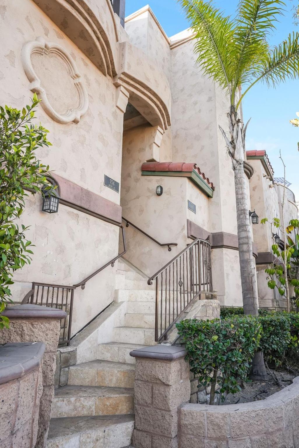 Steps To The Boardwalk & With Ac, Wifi, Spacious Deck, Prime Location