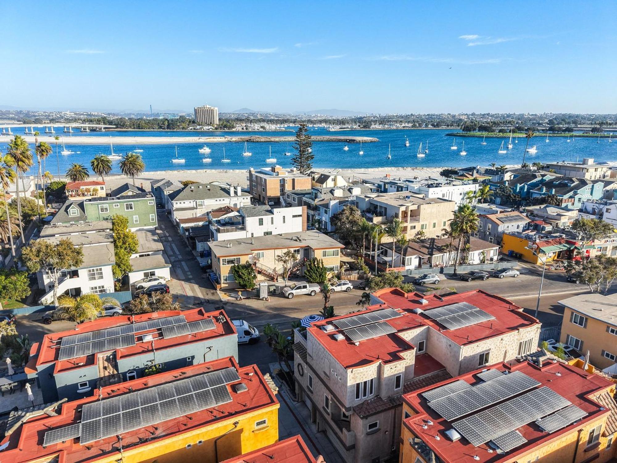 Steps To The Boardwalk & With Ac, Wifi, Spacious Deck, Prime Location * San Diego
