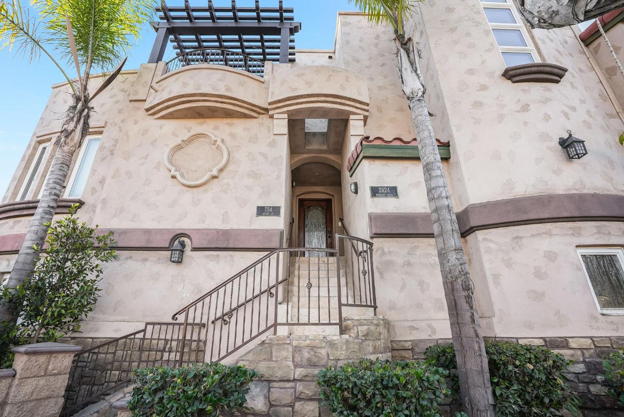 Steps To The Boardwalk & With Ac, Wifi, Spacious Deck, Prime Location Holiday home